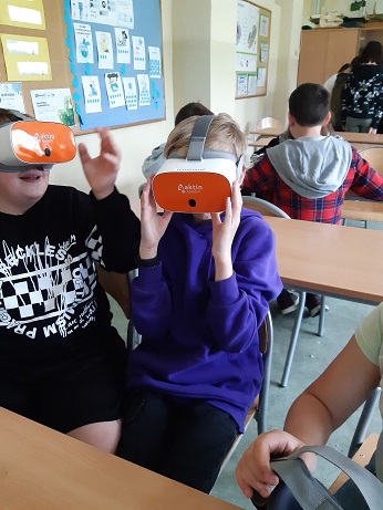 2 uczniów z założonymi goglami VR. 