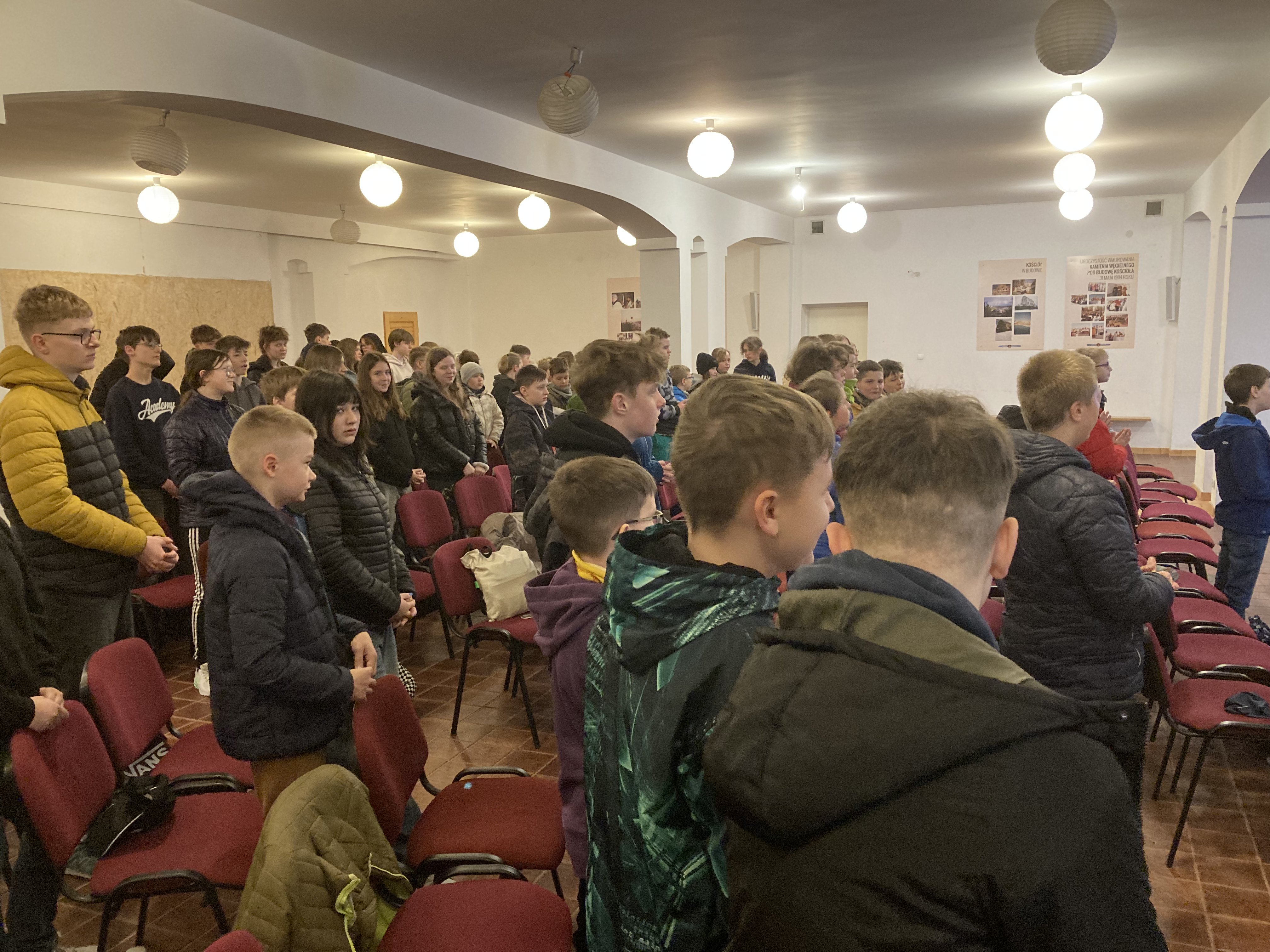 Młodzież SP3 w Olsztynie podczas rekolekcji