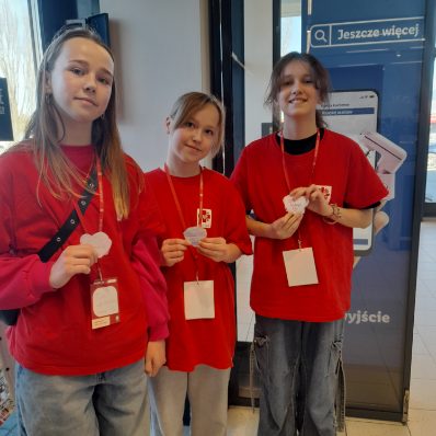 Wolontariusze SP3 w Olsztynie podczas zbiórki żywności
