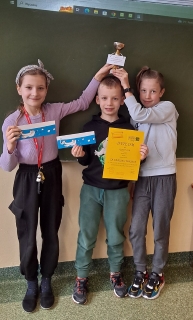 3 uczniów z klasy 3b - zwycięzcy turnieju trzymają dyplom i puchar