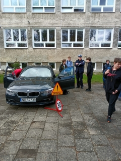 radiowóz nieoznakowany, uczniowie z policjantem Komendy Miejskiej Policji w Olsztynie
