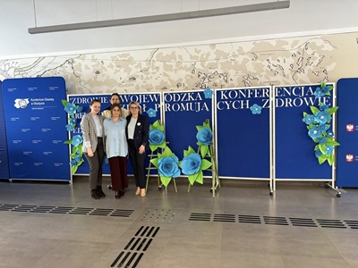 Zdjęcie przedstawia reprezentantów Zespołu Promocji Zdrowia wraz z kadrą kierowniczą na Konferencji wręczenia Certyfikatu Szkoły Promującej Zdrowie