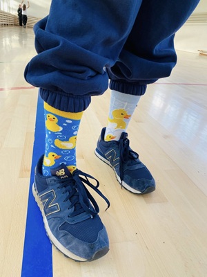 Zdjęcie przedstawia stopy ucznia na których ma skarpetki nie do pary