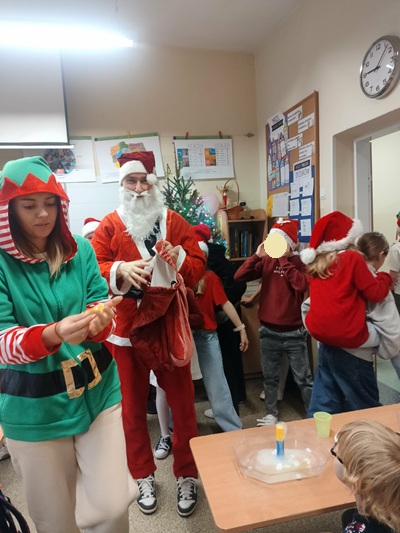 Zdjęcie przedstawia nauczycieli wraz z uczniami biorącymi udział w Szkolnej Świątecznej Akcji