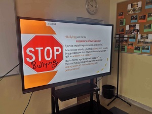 Zdjęcie przedstawiające prezentację dla uczniów na temat BULLYINGU i sposobów jego zapobiegania.l