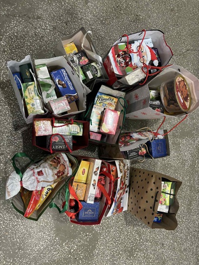 Zdjęcie przedstawia podarunki od uczniów dla mieszkańców Domu Pomocy Społecznej