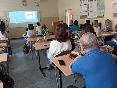 Zdjęcie przedstawia nauczycieli uczestniczących w szkoleniu na temat reagowanie na przemoc rówieśniczą