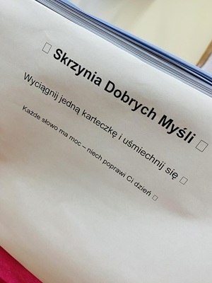 Zdjęcie przedstawia skrzynkę dobrych myśli