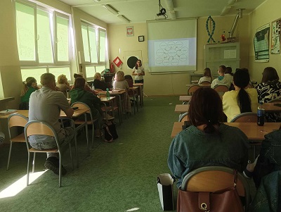 Zdjęcie przedstawia wychowawców i nauczycieli współorganizujących uczestniczących w spotkaniu z Klubem Mediatorów Rówieśniczych