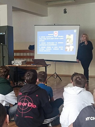 Zdjęcie przedstawia lekcję profilaktyczną nt stop narkotykom i dopalaczom