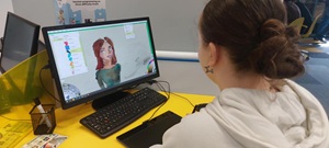Zdjęcie przedstawia ucznia klasy 8 wykonującego projekt graficzny